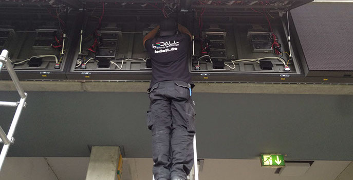 Montage und Service einer LED Werbebande